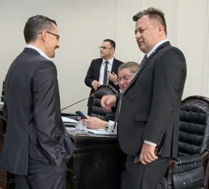 El diputado Dragos Dolanescu (derecha) prepara dos acciones de inconstitucionalidad. (Cortesía/Asamblea).