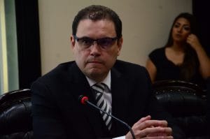 El presidente del Congreso, Carlos Ricardo Benavides, explicó que primero se someterá a discusión el informe de la Comisión de Consultas de Constitucionalidad. (CRH).