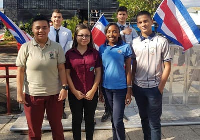 Sean Miranda, de pantalón vino y camisa beige, es un estudiante trans que desfiló en el pasado traspaso de poderes del 2018, seleccionado por crear un grupo de apoyo para la comunidad LGTB en su colegio (Cortesía Sean Miranda).