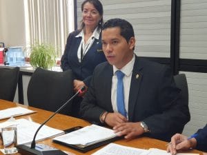 El diputado Gustavo Viales, del PLN, impulsa la iniciativa. (CRH).
