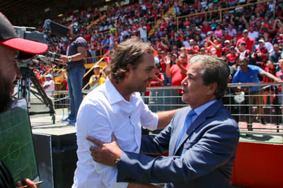 Pinto saludó al técnico manudo. Foto: Alonso Brizuela/CRH.
