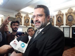 El magistrado Paul Rueda, reelecto en la Sala Constitucional, ofreció declaraciones minutos antes de ser juramentado. (CRH).