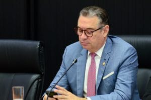 El diputado Roberto Thompson, del PLN, insistió en que no renuncia a la posibilidad de llegar a un acuerdo. (CRH).