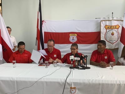 Al centro de la mesa, Mélida Cedeño. CR