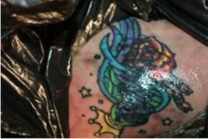 Autoridades buscan identificar a la víctima mediante este tatuaje. Foto OIJ