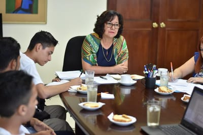 La ministra de Educación, Guiselle Cruz, se reunió con estudiantes este jueves. CRH