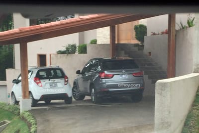 Vehículos de Paola Mora Tumminelli. A la derecha el BMW valorado en poco más de $39 millones .