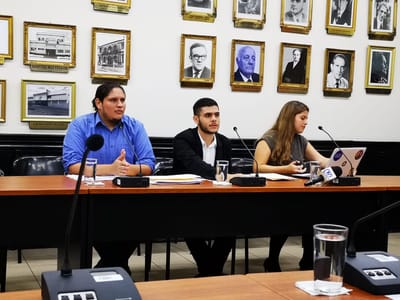Representantes de la Federación de Estudiantes de la UCR acudieron este lunes a la comisión que analiza el Fees. Foto CRHoy.
