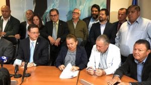 Imagen del momento en el que se firma el acuerdo entre sindicatos y la CCSS( Cortesía Undeca
