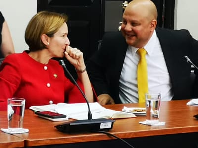 De izquierda a derecha, Dyalá Jiménez, Ministra de Comercio e Irving Malespín, Policía de Control Fiscal. CRH