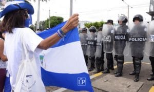 Médicos protestan contra régimen de Daniel Ortega. Foto tomada del diario La Prensa de Nicaragua.