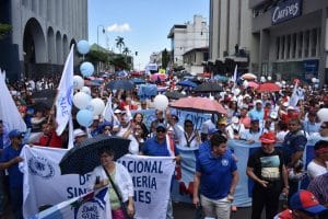 Los trabajadores que se unan a una huelga no podrán ser despedidos, pero no recibirán sus salarios. (CRH).