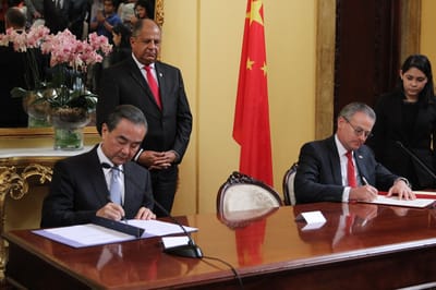 El 15 de setiembre de 2017 el entonces canciller Manuel González recibió a su homólogo chino, Wang Yi, con quien firmó un convenio de cooperación que permitía la donación de escáneres. Estuvo como testigo de honor el expresidente Luis Guillermo Solís. Foto Casa Presidencial.