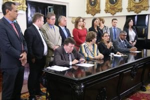 Este bloque de diputados -articulado por Nueva República- exigió el jueves al Presidente que no firme la norma técnica del aborto. (Cortesía).