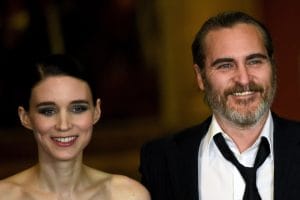 Phoenix junto a Rooney Mara. Tomada de internet.