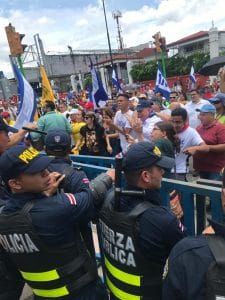 Decenas de manifestantes protagonizaron amagos de violencia al frente de la Asamblea Legislativa.