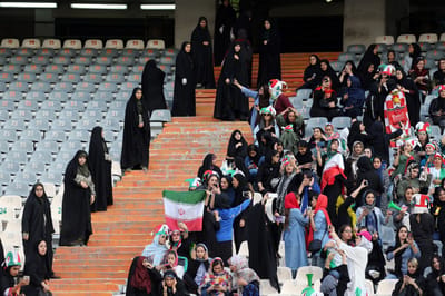 Mujeres de Irán en un partido de fútbol. Foto: AFP.