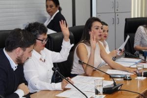 La iniciativa la impulsa la diputada María José Corrales, del PLN (derecha).