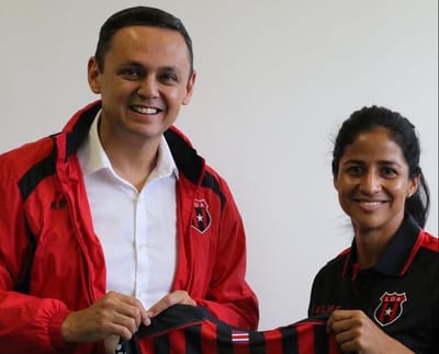 Shirley Cruz vestirá los colores de Alajuelense. Foto: Twitter Fernando Ocampo.