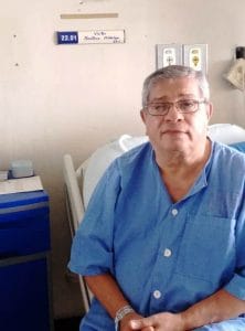 Víctor Hugo Montero necesita que le cambien la batería del aparato que controla su ritmo cardíaco.