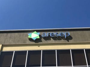 Aresep indicó que las menores importaciones de electricidad y la mayor capacidad hidroeléctrica para producirla en Costa Rica, beneficiarán a los consumidores con un rebajo al finalizar este año. (Foto: Archivo CRH/Con fines ilustrativos)