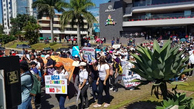 Los estudiantes universitarios marcharon el martes pasado para supuestamente defender los montos de las becas, aunque estas no estaban en riesgo. Foto CRHoy.