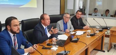 Al centro, Wálter Espinoza, Director del OIJ. CRH