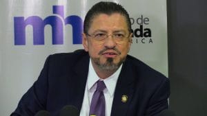 El ministro de Hacienda, Rodrigo Chaves, presentó el proyecto de ley. (CRH).