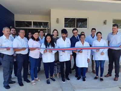 Claudia Dobles y la comunidad estudiantil inauguraron los laboratorios.