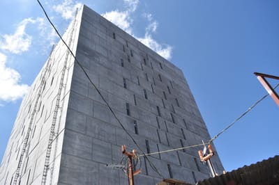 La nueva sede de la Asamblea Legislativa, en Cuesta de Moras, es una torre de 21 pisos que se ubica contiguo a las viejas instalaciones. (David Zamora/CRH).