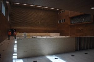 Así lucirá el nuevo salón de sesiones del Plenario Legislativo. Al frente estará el Directorio y en la parte cubierta por ahora con plástico negro estará la barra de prensa. (David Zamora/CRH).