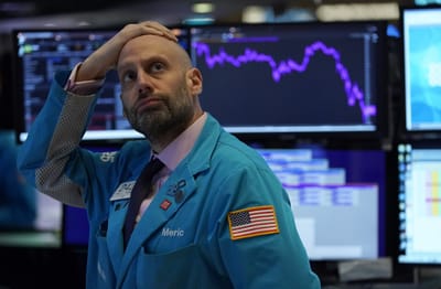 Las principales bolsas del mundo tuvieron una fuerte caída este lunes, producto de los efectos económicos ocasionados por el coronavirus y la caída en los precios del petróleo. Foto AFP