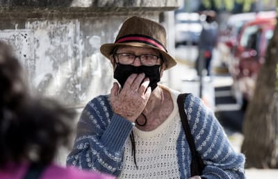 Las mascarillas buscan contener la propagación del virus (Photo by Ezequiel BECERRA / AFP)