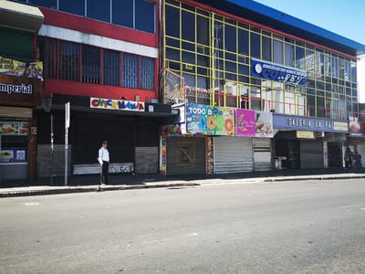 En San José gran parte de los comercios han suspendido labores o reducido sus jornadas mientras se atraviesa la crisis. Foto CRHoy.