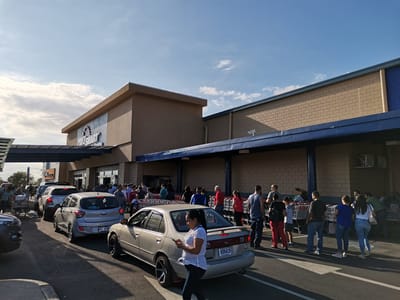 Lo sprimeros días de marzo la gente se aglomeró en los supermercados.
