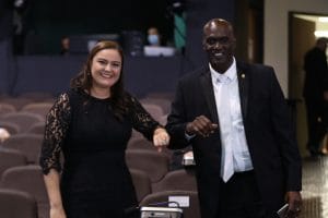 Eduardo Cruickshank y Ana Lucía Delgado, expresidente y exsecretaria del Directorio Legislativo. (CRH).