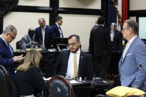 El congresista Enrique Sánchez (en el centro) calificó como una "necedad" la propuesta. (Cortesía).