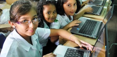 Estudiantes haciendo uso de la tecnología. . Con fines ilustrativos. Imagen de MEP.