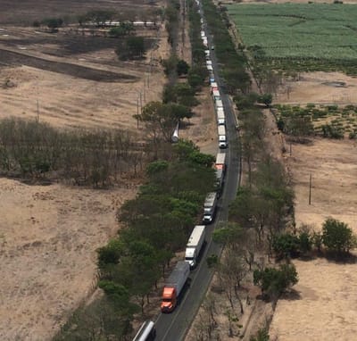 Contenedores haciendo fila en carretera nicaragüense que lleva hasta la frontera con Costa Rica.