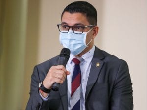 Daniel Salas, Ministro de Salud, dijo que ahora sí es necesario el uso de mascarillas en transporte público y colaboradores que atienden público como medida obligatoria. Casa Presidencial/Julieth Méndez