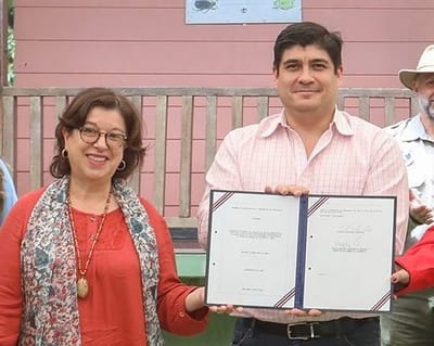 Yamileth Astorga, presidenta del AyA y Carlos Alvarado, presidente de la República (Archivo).