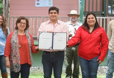 Yamileth Astorga, presidenta del AyA, ubicada a la izquierda del presidente Alvarado, junto a otros miembros del Gobierno y la Asamblea Legislativa. Imagen tomada del Facebook del AyA.