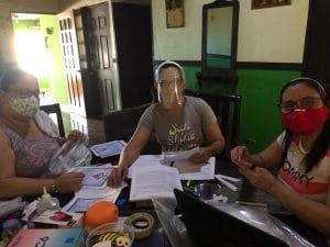 Yorleni Soto, Gloria Sequeira y Marlen Castillo son educadoras en Jiacaral, Puntarenas.