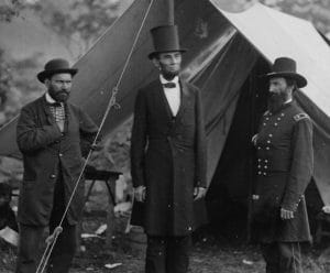 Allan Pinkerton (izquierda) y Abraham Lincoln (centro)