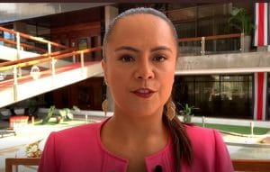 Analistas políticos sostienen que la ministra de la Presidencia, Geannina Dinarte, está ausente de las grandes discusiones. (Archivo/CRH).