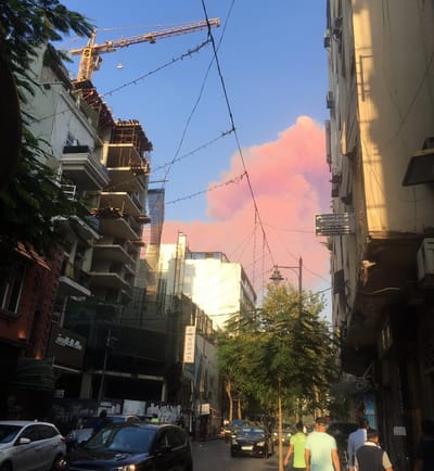 Una nube roja comenzó a cubrir la ciudad luego de la explosión, narra la costarricense (FB. Andrea Aguilar Calderón).