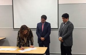 De izquierda a derecha, Elizabeth Briceño de Incofer, Carlos González de Grupo Nación y Carlos Alvarado, Presidente. Foto Incofer