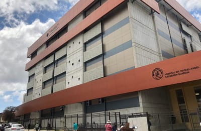 Fachada de la Torre Este del Hospital Rafael Ángel Calderón Guardia, en San José. (Roberto Sánchez | Casa Presidencial)