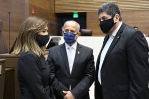 Los diputados Silvia Hernández y Luis Fernando Chacón, del PLN (izquierda y centro), criticaron la intención del Gobierno. (Archivo/CRH).