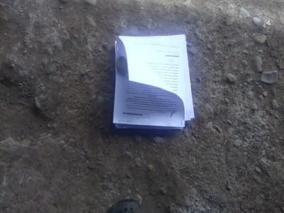 Notificaciones se dejaron en el piso, cerca del corral, debido a que las personas indígenas no estaban para notificarles (Coordinadora de Lucha Sur Sur).